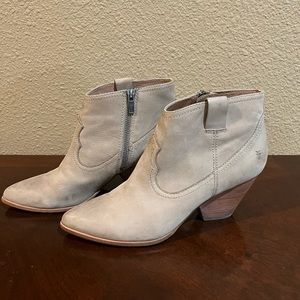 Frye bootie size 9 taupe